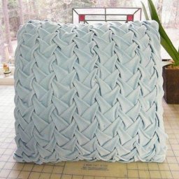 ​Декоративная подушка с невероятными переплетениями