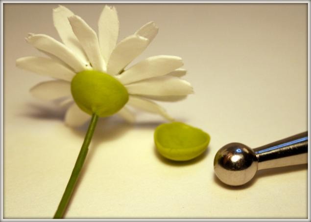 Ромашка из самозастывающей полимерной глины: часть 2