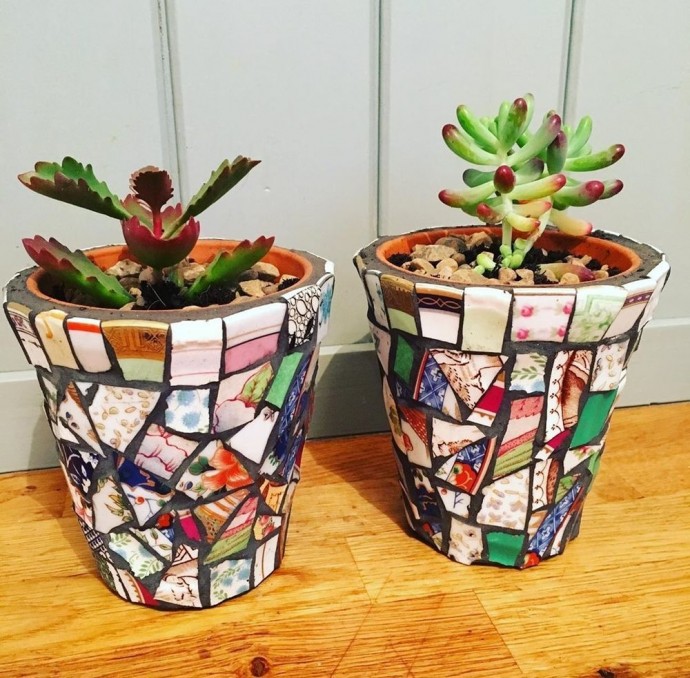 Декор цветочного горшочка мозаикой из битой посуды: часть 5