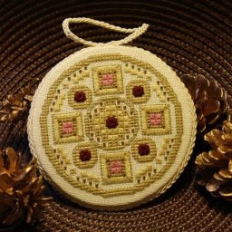 Оформление вышивки в виде круглого пинкипа