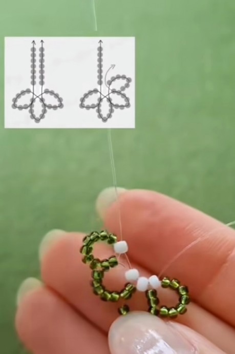 ​Простой цветок из бисера