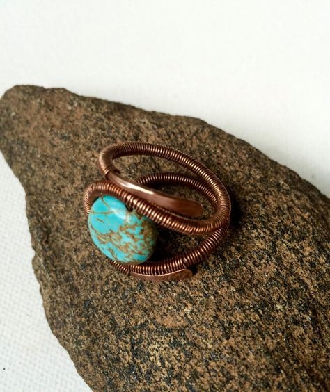 ​Кольца из проволоки и камней