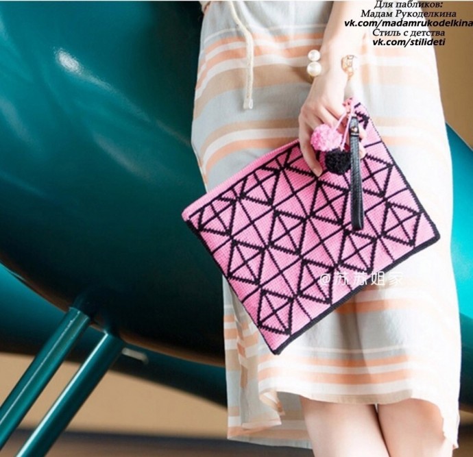 Вяжем крючком стильную сумочку