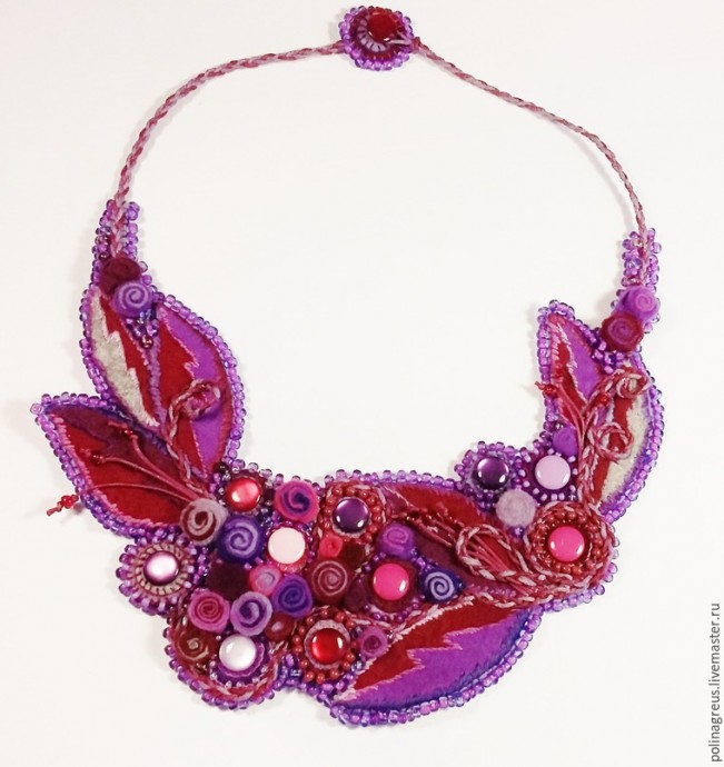 Этюд в малиновых тонах: фетровое колье