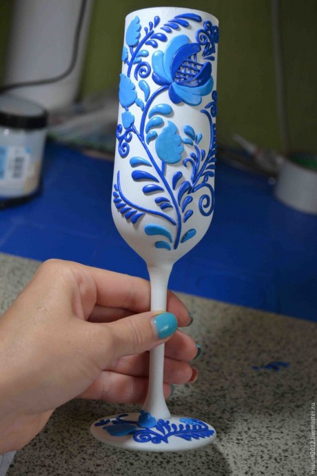 Декорируем свадебные бокалы по мотивам гжельской росписи: часть 2