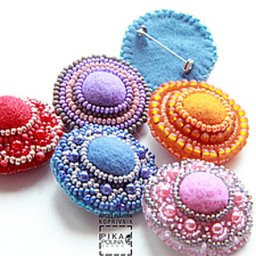 Красивая брошка из бисера и войлока