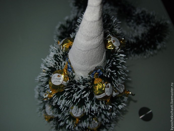 Мастерим "сладкую" ёлочку из конфет и мишуры: часть 3