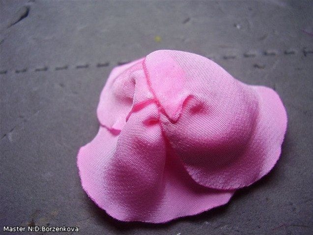 Милая розочка из плотного шелка Милая розочка из плотного шелка