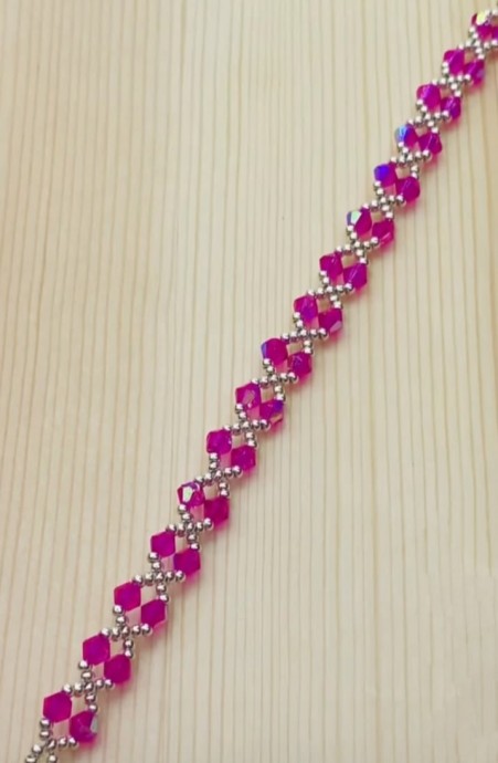 Двухцветный браслет из бисера и биконуса: мастер-класс Двухцветный браслет из бисера и биконуса: мастер-класс