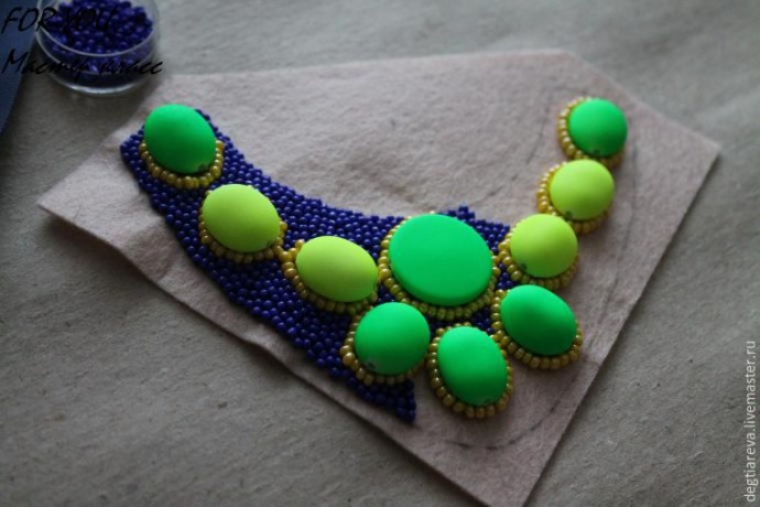 Вышиваем модное колье из минимального набора материалов Вышиваем модное колье из минимального набора материалов