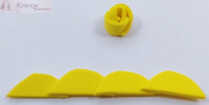 Очаровательные маленькие розочки из обрезков фоамирана