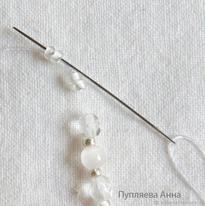 Белоснежное колье с бусинами своими руками