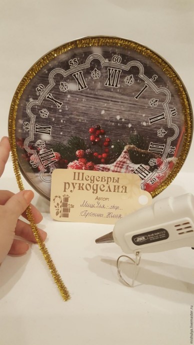 Делаем композицию "Будильник" из конфет и жестяной банки для печенья