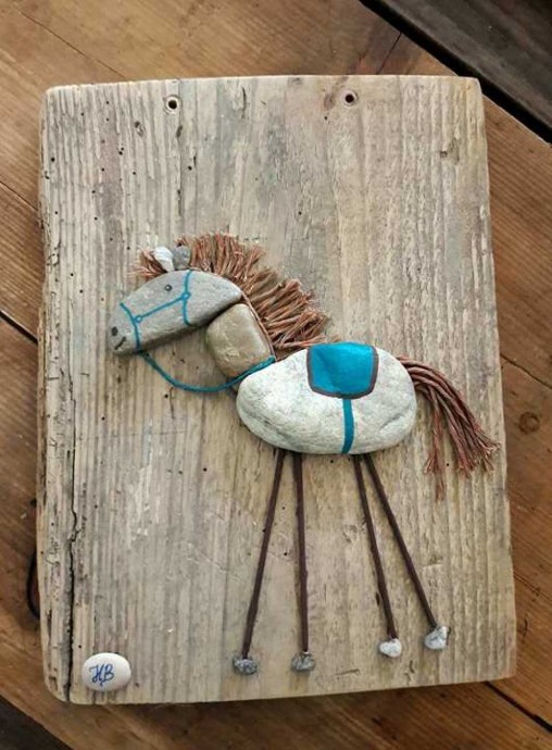 Лошадки из гальки и прочих камешков