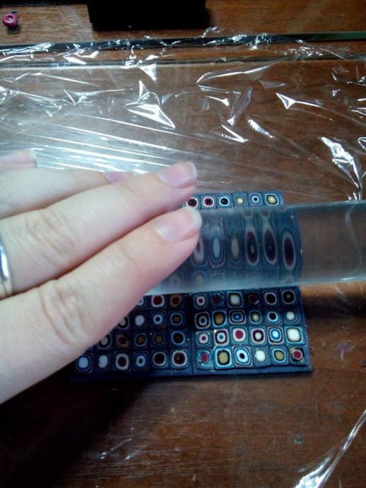 Создаем стильные серьги из полимерной глины с квадратными узорами: часть 1