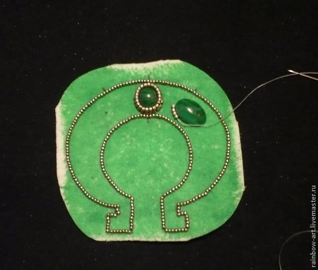 Вышитый бисером кулон "Подкова": часть 1