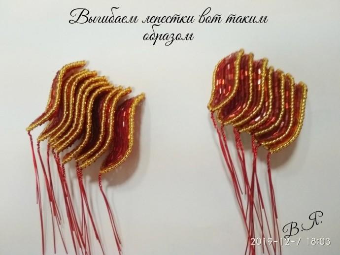 ​Новогодняя пуансеттия из бисера и рубки