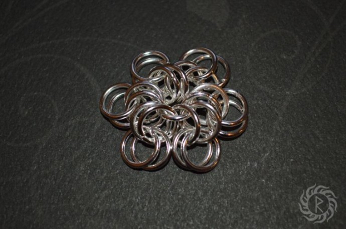 Кольчужный цветок с бусинами: мастер-класс