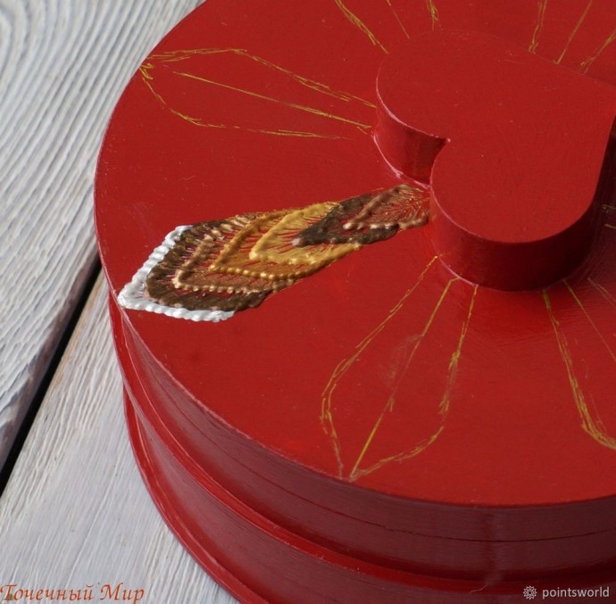 Процесс создания оригинальной шкатулки в технике контурной росписи: часть 2