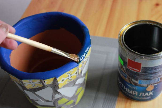 Декор цветочного горшочка мозаикой из битой посуды: часть 5