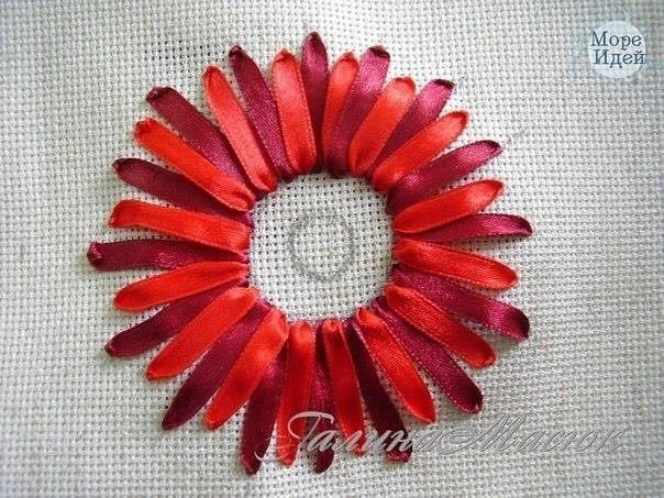 Вышивка лентами: гepбера Вышивка лентами: гepбера