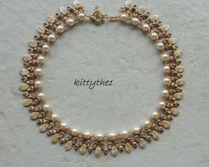 ​Ожерелье с бусинами-листиками