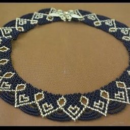 ​Контрастное колье из бисера