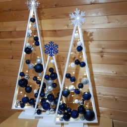 ​Минималистичные елочки с синими шарами