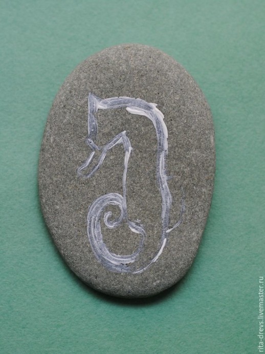 Рисуем яркого морского конька акриловыми красками на камне Рисуем яркого морского конька акриловыми красками на камне