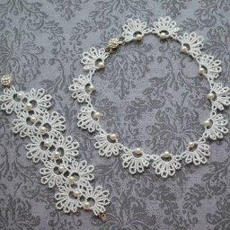 Свадебный вариант кружевного колье