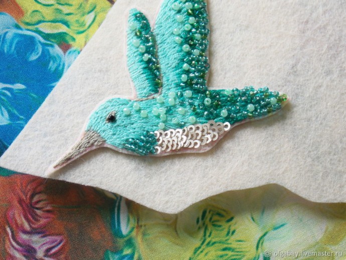 ​Брошь бирюзовая колибри: сочетание вышивки и бисера, часть 2