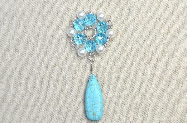 Интересный кулон в голубой гамме