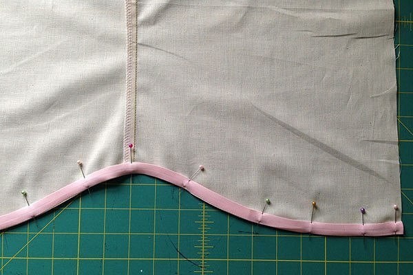 Обработка криволинейного низа изделия косой бейкой