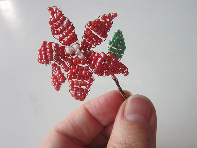 Цветок из бисера