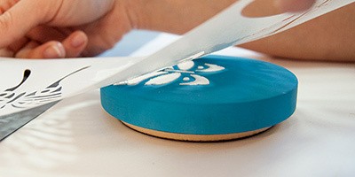 Декупаж через пленку: веселый горошек