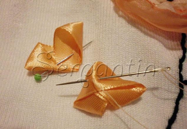 Декорирование джемпера цветами и лентами Декорирование джемпера цветами и лентами