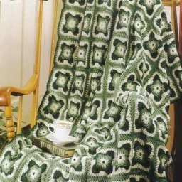 ​Плед с квадратами и ромбами