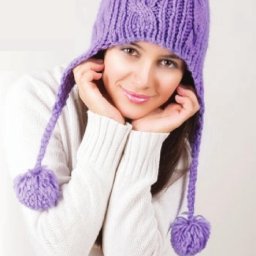 Шапочка забавная с помпонами