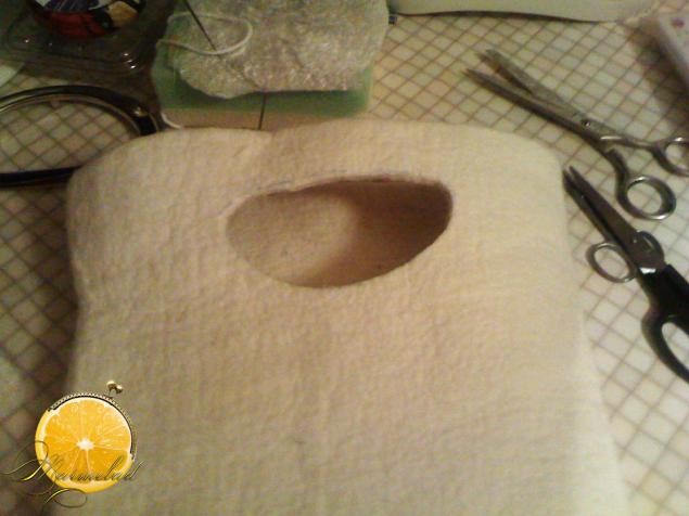 Врезаем ручки в сумку, которую сваляли