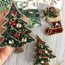 ​Идеи новогодних брошей из бисера и бусин