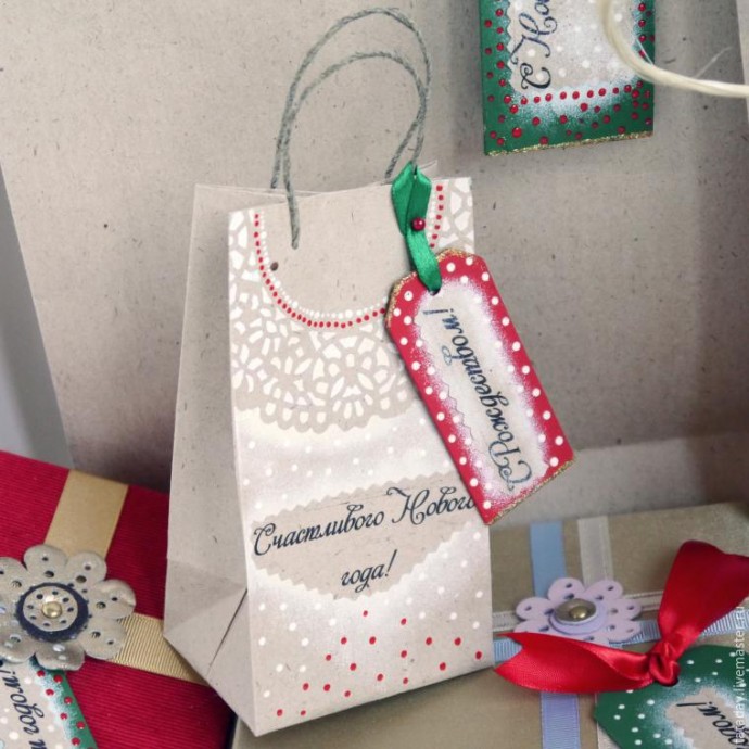 ​Делаем новогодний крафт-пакет с биркой-поздравлением: часть 2