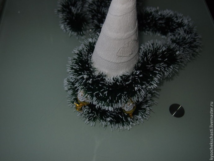 Мастерим "сладкую" ёлочку из конфет и мишуры: часть 2