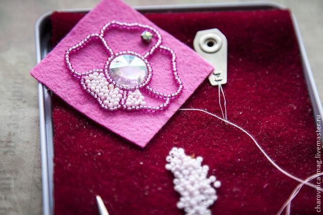 ​Вышивка бисером кулона в виде простого цветка: часть 1