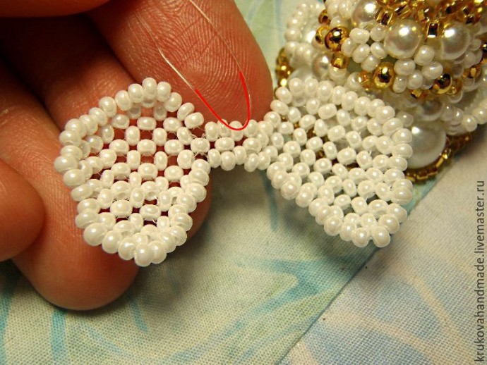 Делаем милого ангелочка из бисера: часть 4