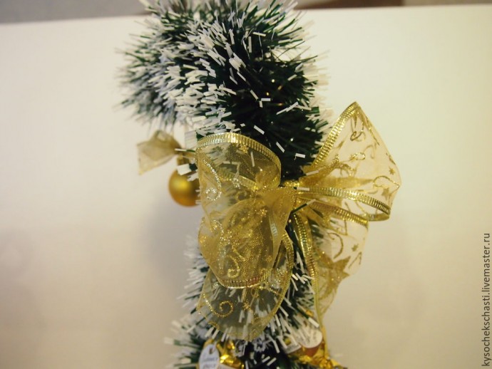 Мастерим "сладкую" ёлочку из конфет и мишуры: часть 3