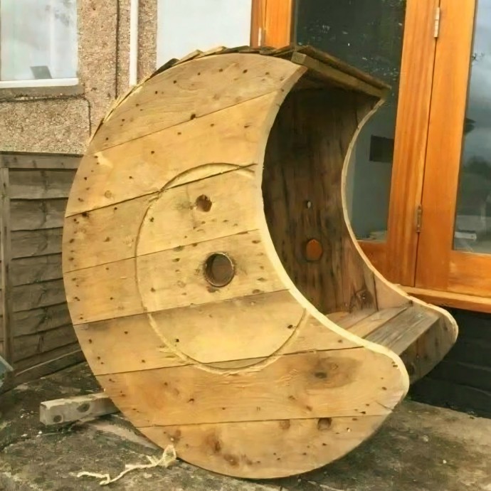 Садовая мебель из поддонов и катушек от кабеля