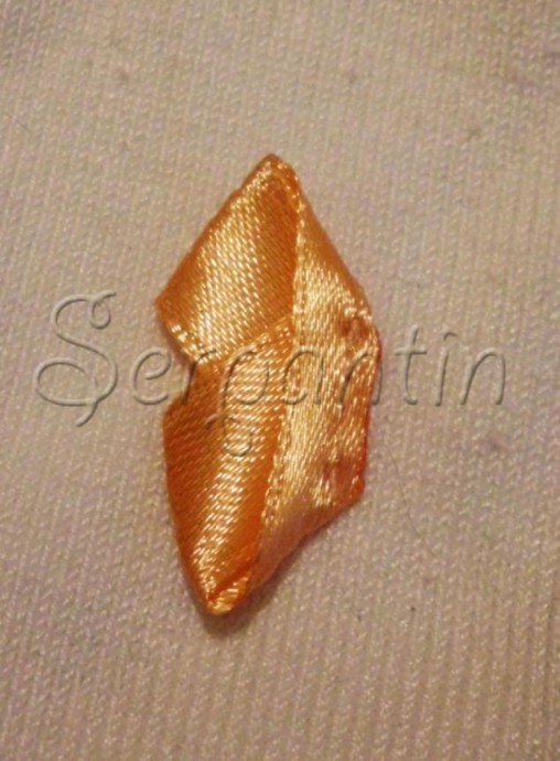 Декорирование джемпера цветами и лентами Декорирование джемпера цветами и лентами