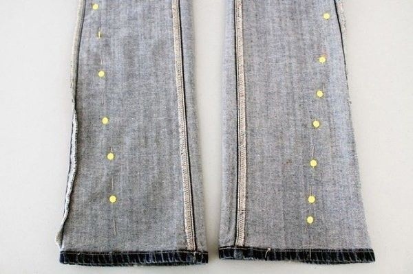 ​Перешиваем старые широкие джинсы в модные и стильные