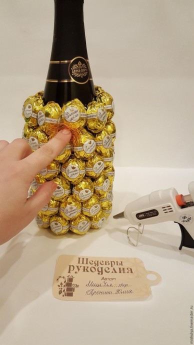 Делаем композицию "Ананас" из конфет: часть 1