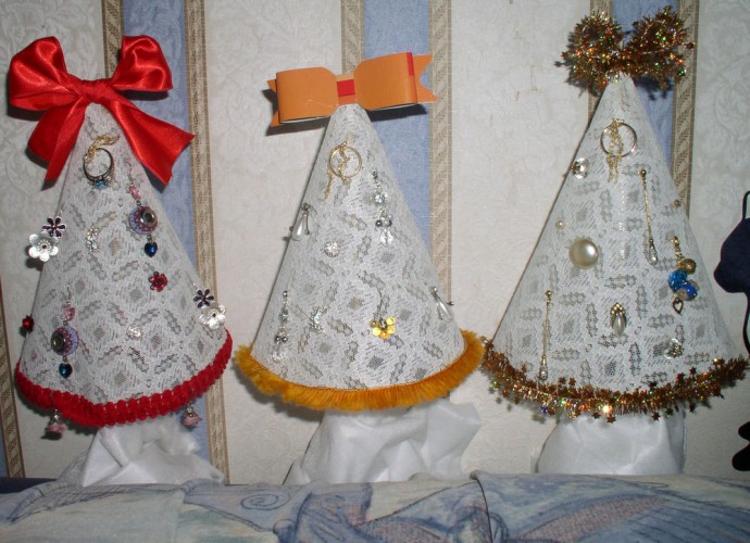 Как сшить ажурные ёлочки из кружева